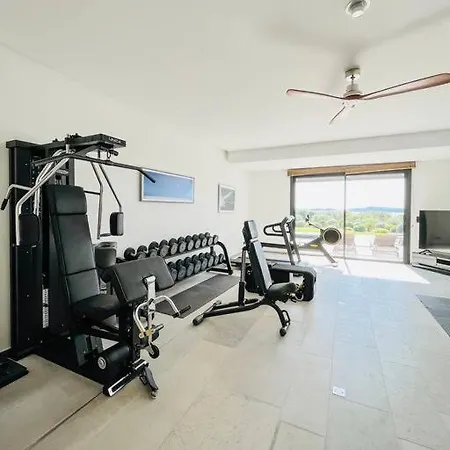 Moderne De 500 M2 A 7 Km De St Tropez Appartamento Grimaud