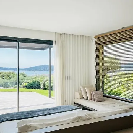 Moderne De 500 M2 A 7 Km De St Tropez Appartamento Grimaud