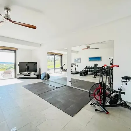 Moderne De 500 M2 A 7 Km De St Tropez Grimaud